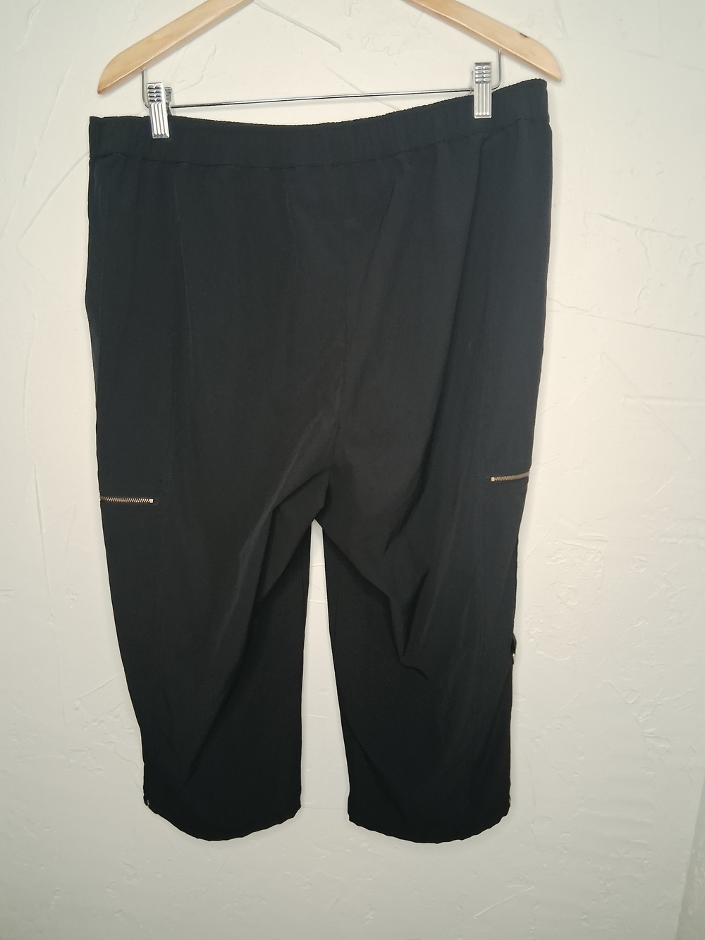 Zenergy by Chico's Black Cropped Cargo Capri Pants Size L Zip Pocket Stretch - Picture 11 of 11